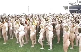 xxx 被烧的黑皮肤的女孩在白色高尔夫球为黑色的手淫