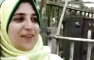 xxx 俄罗斯的黑发给了一个男人口交，并在癌症的姿势照相机给了他