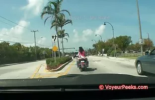 xxx 妻子欺骗戴绿帽的丈夫与一个黑人在沙发上