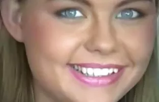 xxx 黑色丝袜的苗条女孩与男朋友癌症性交后口交