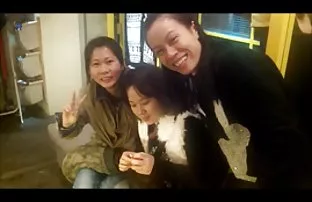 xxx 男人们在团体性交过期间交换了一些瘦小的女朋友