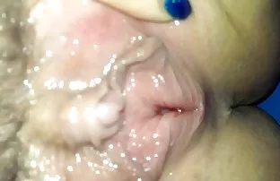 xxx 毛茸茸的猫从淋浴中获取浴缸中的水分程序