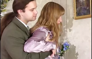 xxx 年轻的小鸡趴在白色的沙发上，让陌生人的阴茎进入她的阴部