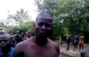 xxx 年轻的胖女人在相机上得到一个大钢棒