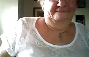 xxx 这个女孩在屁股上非常粗鲁两个强壮的家伙