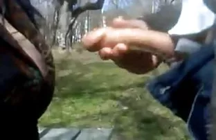 xxx 这个黑发女郎直到那个家伙舔她，才给他妈的