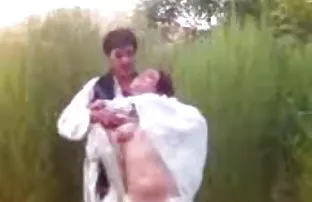 xxx 体育亚洲人在一个抽筋的家伙面前弯下腰，乱搞他