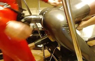 xxx 女孩轻抚她的小敏感阴蒂