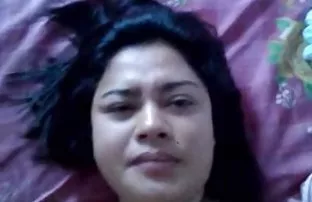 xxx 一个男人用油脂干了女孩，嘴里完成了