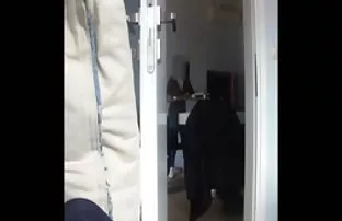 xxx 在肛交之前，一名年轻学生的大屁股被涂上了特殊的油