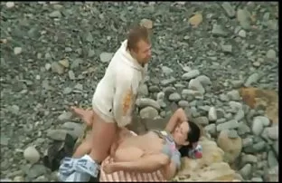 xxx 丰满的阿瓦亚当斯在院子里和一个人在相机上乱搞