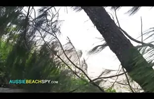 xxx 带了一个小振动器，检查了阴蒂的学生