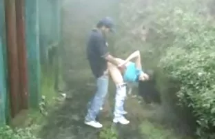 xxx 摆在长沙发的成熟成熟和在照相机显示她的魅力